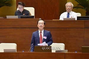 Bộ trưởng Phạm Hồng Hà trình bày tờ trình trước Quốc hội về Dự án Luật Xây dựng sửa đổi 